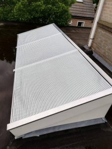 Eenvoudig en snelle montage voor zonwering op de lichtstraat is een voordeel van ons procuct