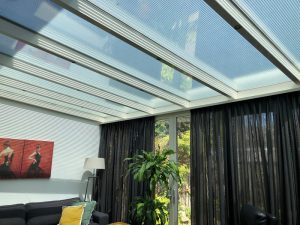 Serre binnenzonwering Ondanks de geplaatste zonwering is er zicht naar buiten waardoor het ruimtelijk gevoel blijft bestaan
