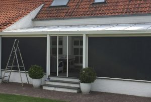 Veranda zonwering Ondanks de open consructie neemt de temperatuur enorm snel toe en dat al in het voorjaar. Zonwering biedt hier een oplossing.