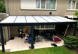 Zonwering voor de veranda biedt heerlijke verkoeling tijdens de zomer