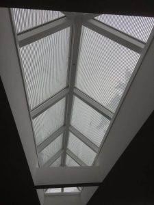 ZADELDAK zonweringen Prachtig om veel licht te kunnen hebben, zelfs na het plaatsen van onze screens is er voldoende inval.