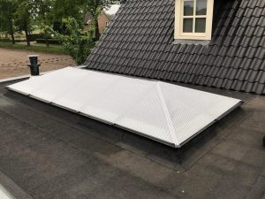 Zadeldak buitenzonwering Het zadeldak is voorzien van een opmaat gemaakte zonwering voorzien van klittenband bevestiging