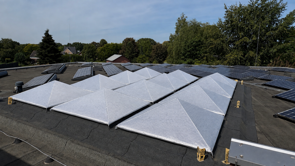 Op maat gemaakte zonwering voor 12 glazen piramidekoepels ter voorkoming van oververhitting