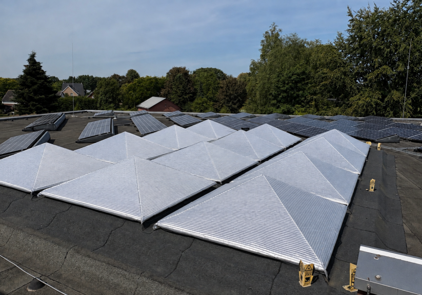 Op maat gemaakte zonwering voor 12 glazen piramidekoepels ter voorkoming van oververhitting