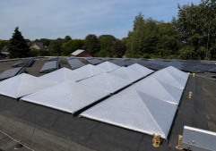 Op maat gemaakte zonwering voor 12 glazen piramidekoepels ter voorkoming van oververhitting
