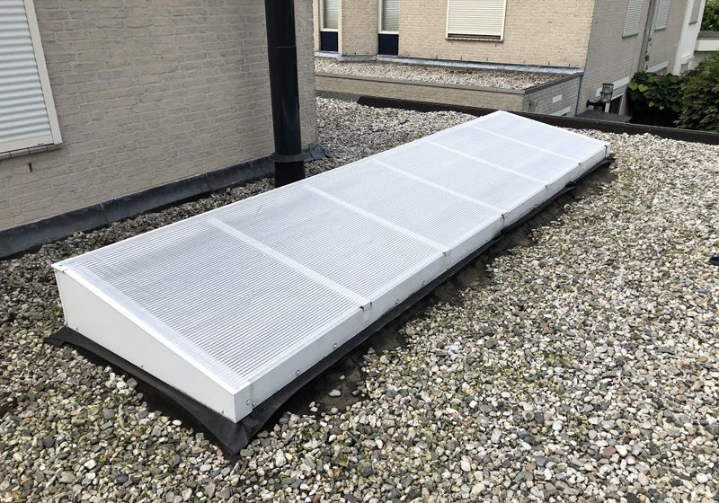 Deze lichtstraat met zonwering is met zijn afmeting van bijna 5.00 meter een special, maar voor onze zonwering gewoon een standaard. Deze lichtstraat met zonwering is met zijn afmeting van bijna 5.00 meter een special, maar voor onze zonwering gewoon een standaard.