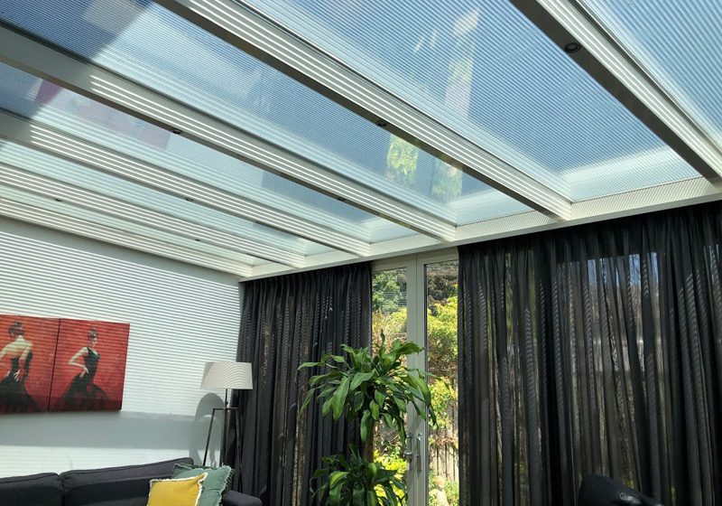 Serre binnenzonwering Ondanks de geplaatste zonwering is er zicht naar buiten waardoor het ruimtelijk gevoel blijft bestaan
