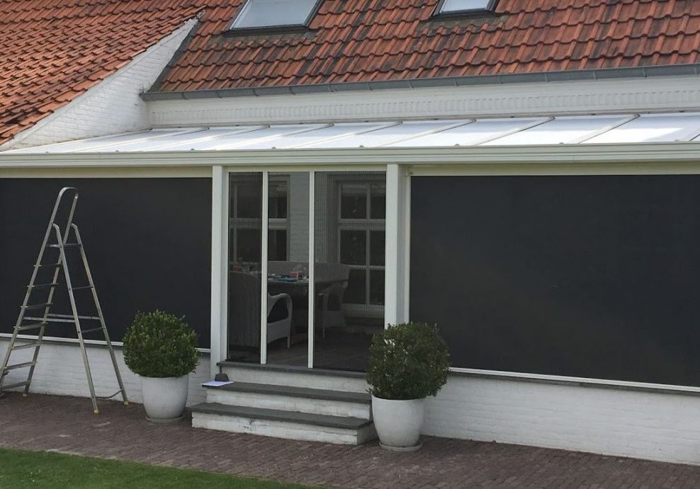 Veranda zonwering Ondanks de open consructie neemt de temperatuur enorm snel toe en dat al in het voorjaar. Zonwering biedt hier een oplossing. Veranda zonwering Ondanks de open consructie neemt de temperatuur enorm snel toe en dat al in het voorjaar. Zonwering biedt hier een oplossing.