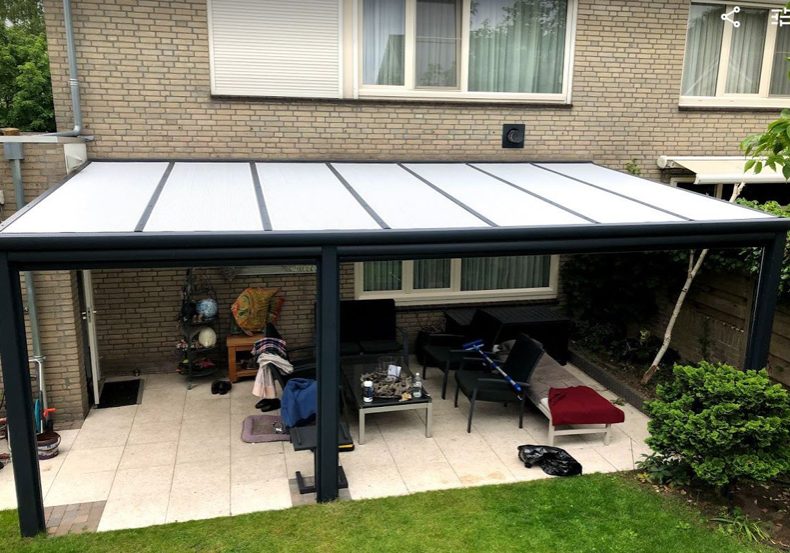 Zonwering voor de veranda biedt heerlijke verkoeling tijdens de zomer Zonwering voor de veranda biedt heerlijke verkoeling tijdens de zomer