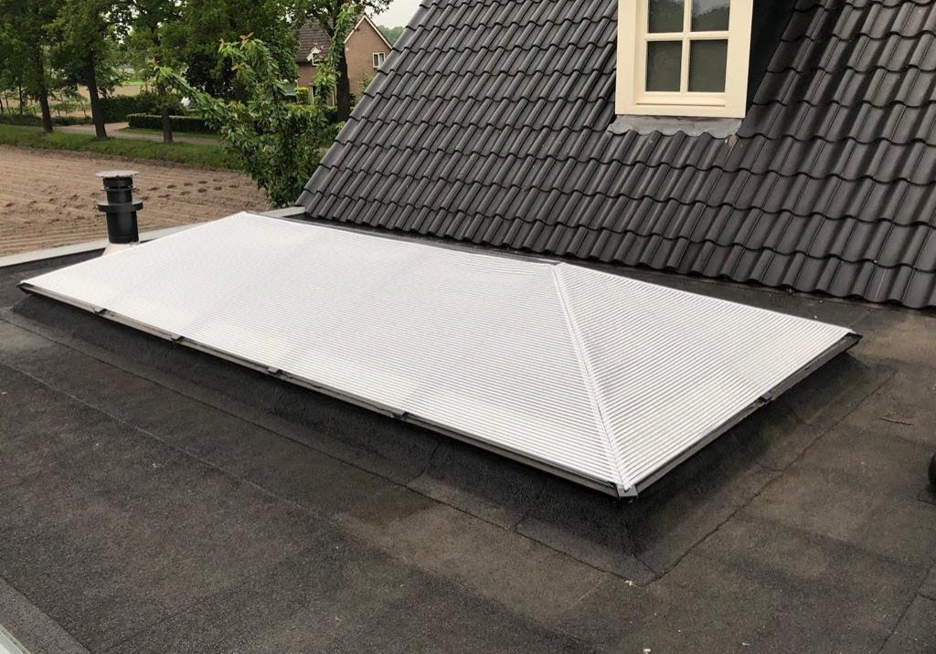 Zadeldak buitenzonwering Het zadeldak is voorzien van een opmaat gemaakte zonwering voorzien van klittenband bevestiging